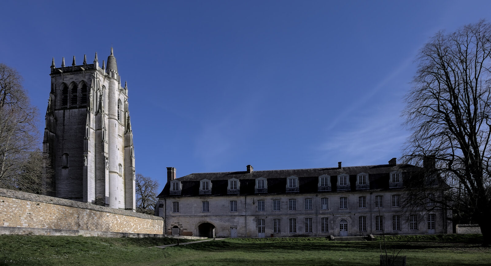 La tour Saint-Nicolas de l'abbaye Notre-Dame du Bec au Bec-Hellouin