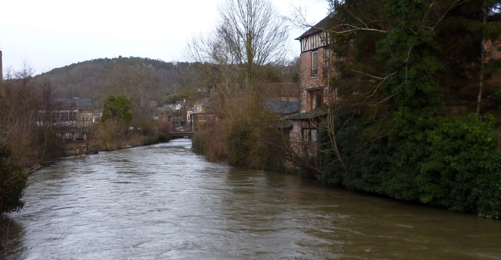La Risle traversant la petite cité de Brionne dans l'Eure