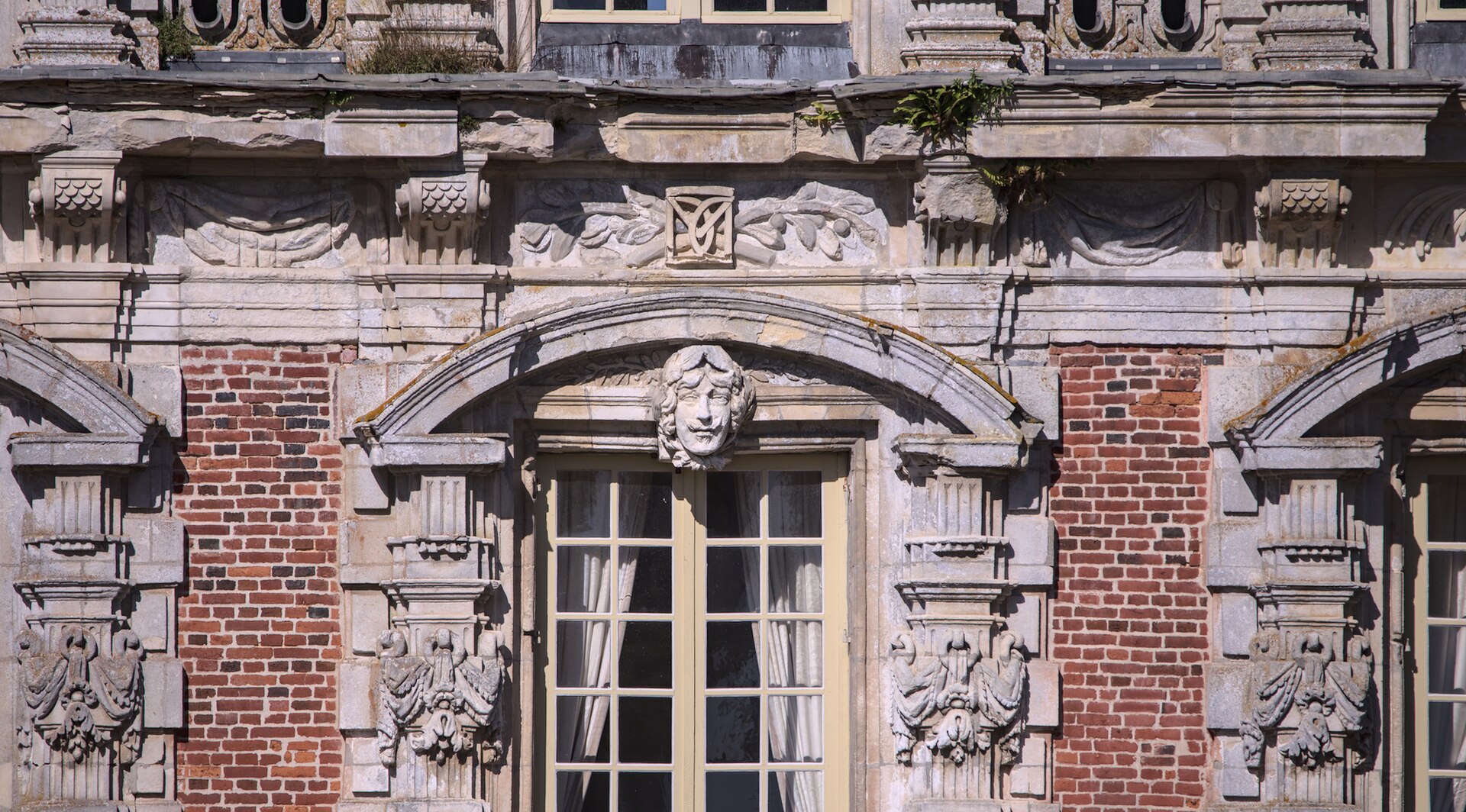 Détail sculpté de la façade brique et pierre du château de Beaumesnil