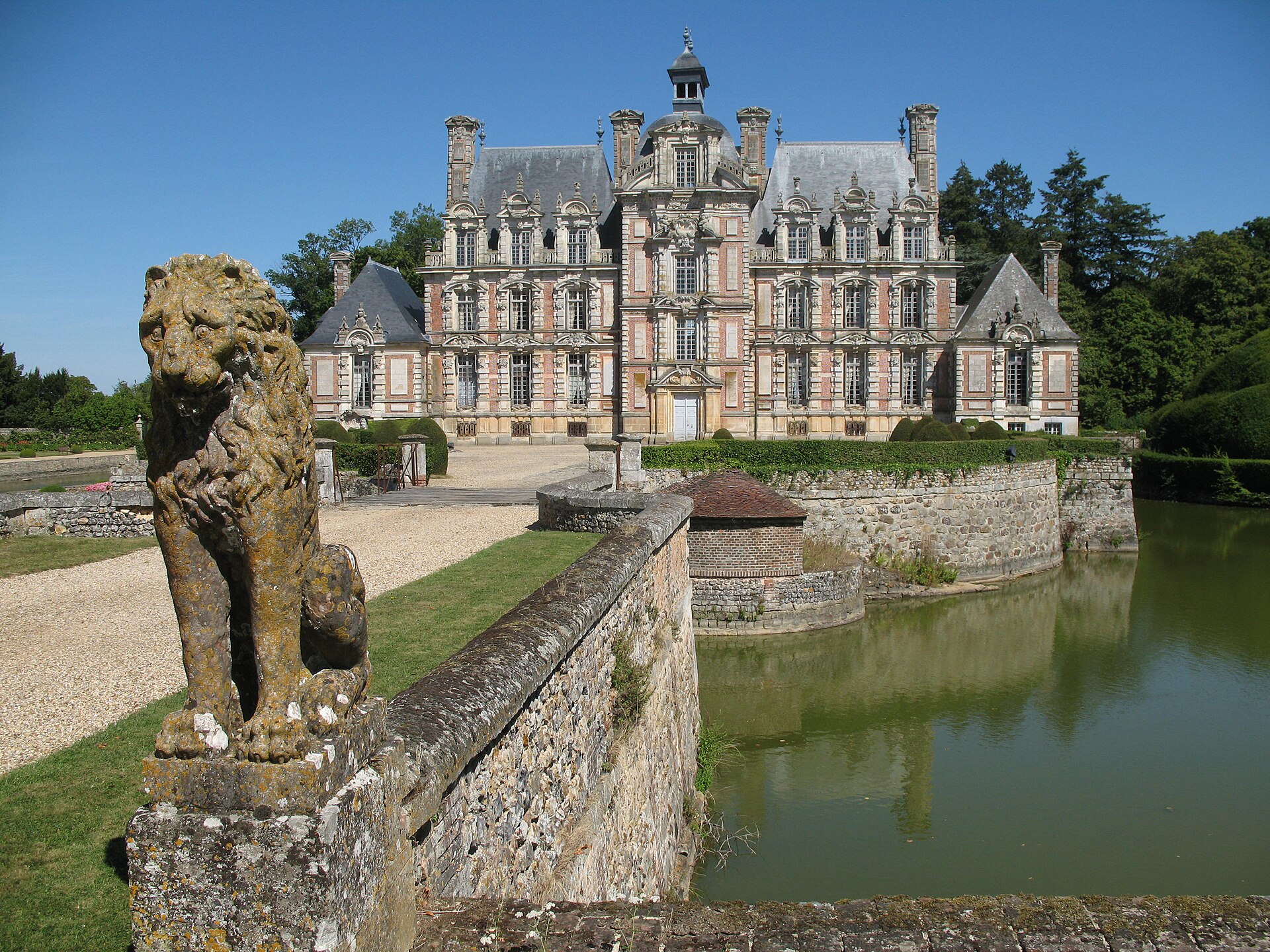 Le château de Beaumesnil et ses douves