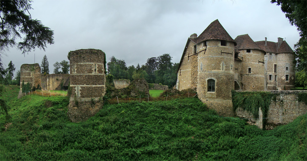 Le château fort de Harcourt et son arboretum