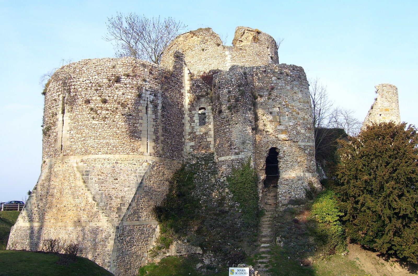 Les vestiges du donjon médiéval de Conches-en-Ouche